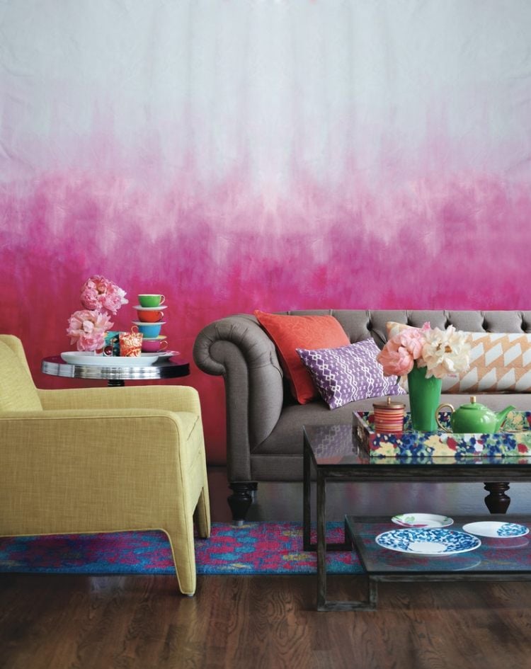 wand-streichen-maltechnik-ombre-effekt-pink-weiss-wohnzimmer