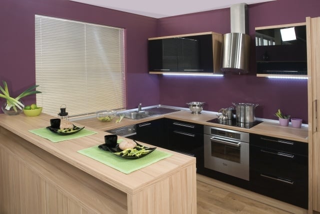 wandfarbe für küche aubergine-holz-schwarze-hochglanz-fronten