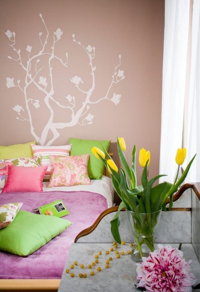 Wandfarbe fürs Schlafzimmer beige-muster-schablone-baum-feminin-gefuehl-fruehling