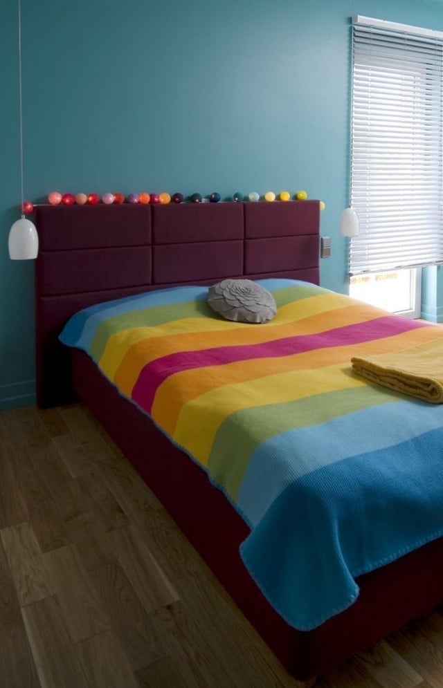 wandfarbe-schlafzimmer-blau-tagesdecke-regenbogen