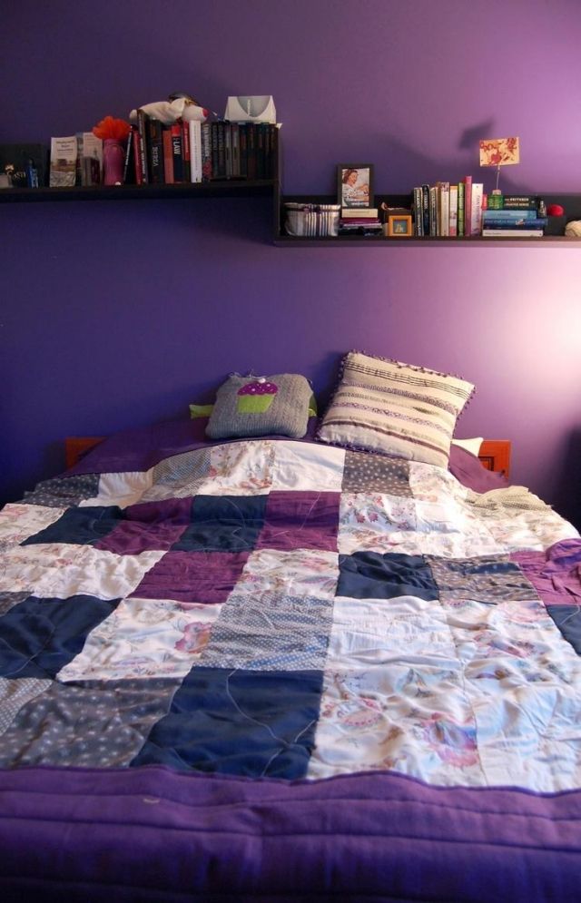 wandfarbe-schlafzimmer-dunkellila-patchwork-tagesdecke