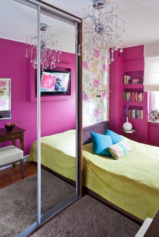 wandfarbe-kleines-schlafzimmer-fuchsia-jugendzimmer-maedchen-kleiderschrank-spiegeltueren