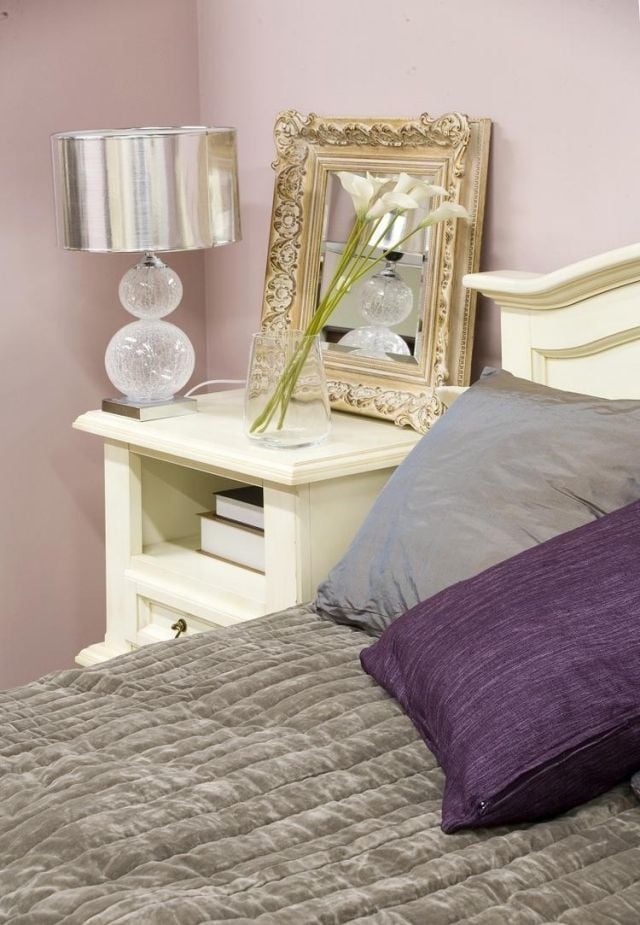 wandfarbe für schlafzimmer hellrosa-cremeweisse-moebel-nachttisch