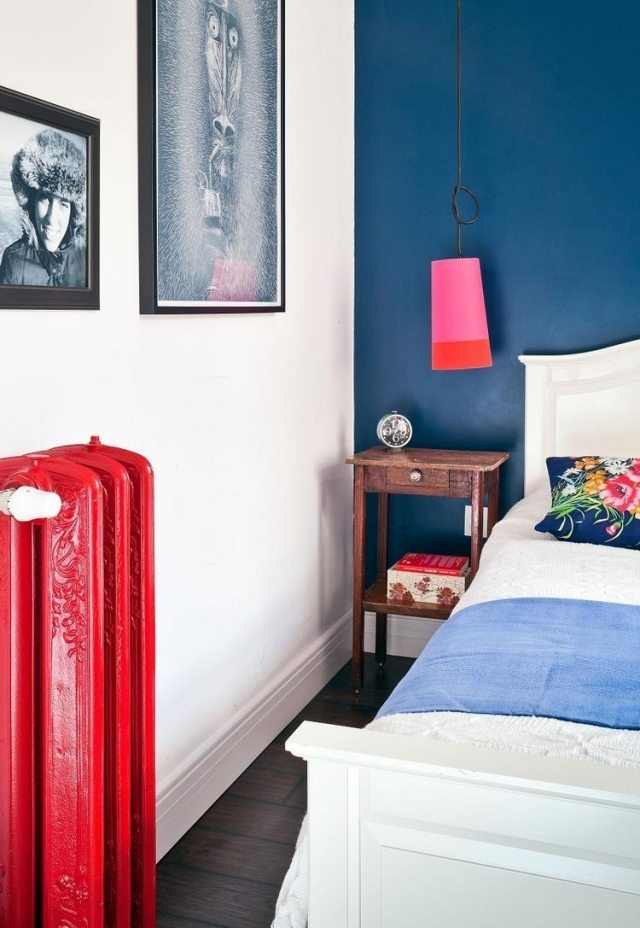 wandfarbe für schlafzimmer kobaltblau-weiss-rot-bemalter-heizkoerper
