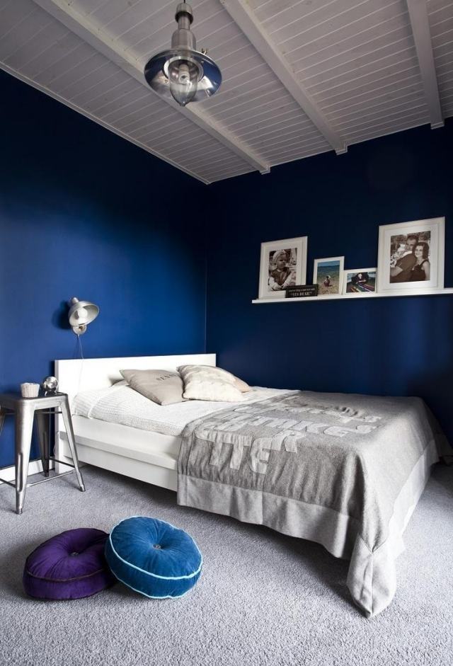 Wandfarbe fürs Schlafzimmer kobaltblau-weisses-bett-grauer-teppichboden
