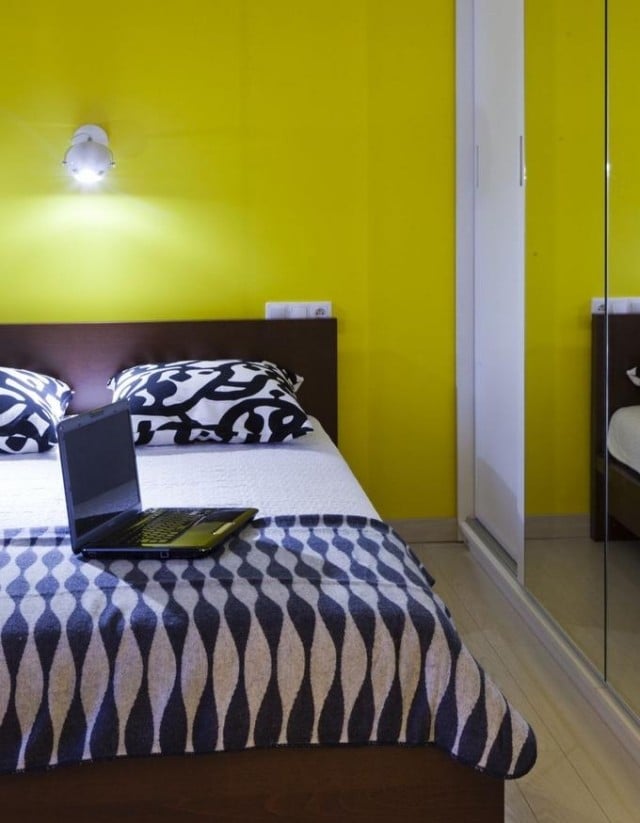 wandfarbe für schlafzimmer-neongruen-gelbgruen-kleiderschrank-spiegeltueren