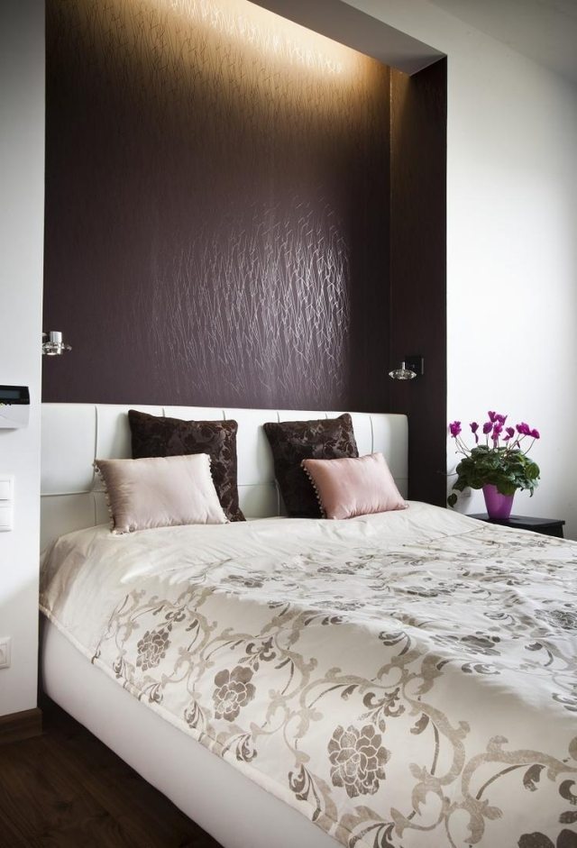 Wandfarbe fürs Schlafzimmer schokobraun-weisses-polsterbett-indirekte-beleuchtung