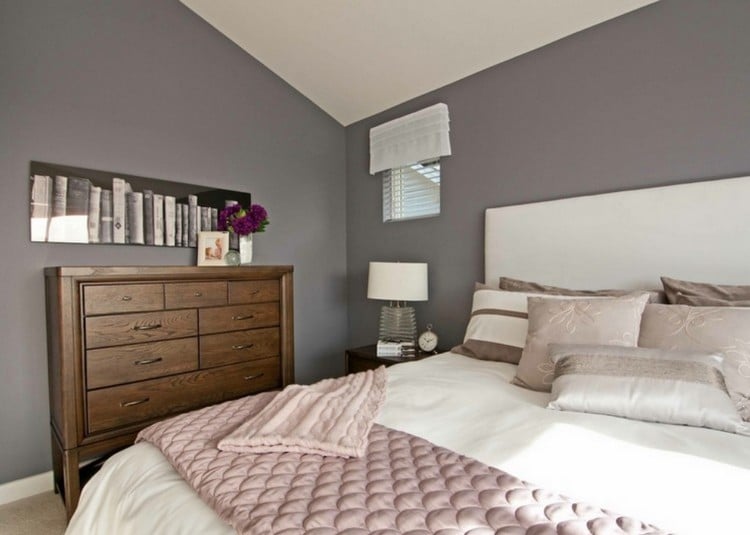 Wandfarbe im Schlafzimmer taupe-wandbild-buch-motiv-holz-kommode-rosa-tagesdecke