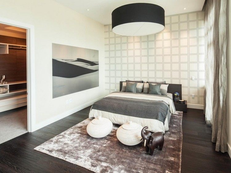 Wandfarbe Weiß-Grau-Ideen schlafzimmer-tapete-geometrisches-muster-brauner-teppich
