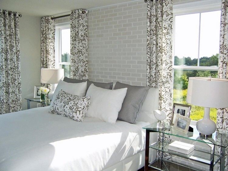 Wandfarbe Weiß-Grau-Ideen schlafzimmer-tapete-ziegel-optik-gardinen-blumenmuster