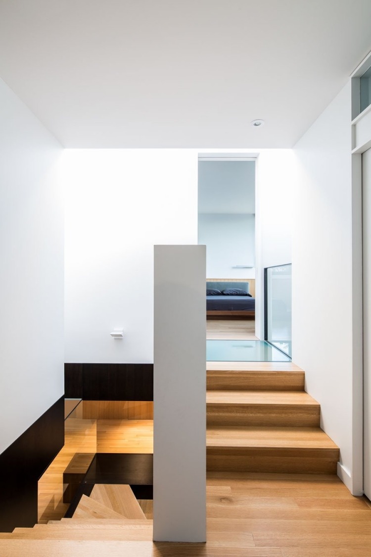 wandgestaltung-flur-diele-eingangsbereich-minimalistisch-design-modern-holzboden-rechteckig