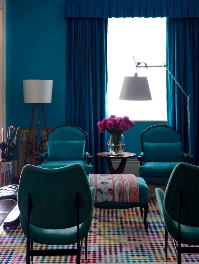 wandgestaltung-mit-farbe-blau-dunkel-möbel-art-deco-inspiriert-interieur