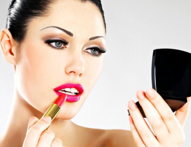 wasserdichtes-makeup-frau-lippen-spiegel-lippenstift