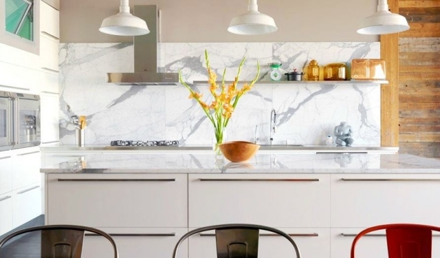 weiß-grau-gemasert-marmor-look-küchenrückwand-pflegeleicht