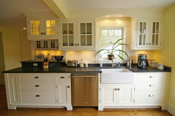 weiße-Küche-mit-Massivholz-und-Arbeitsplatte-aus-Granit
