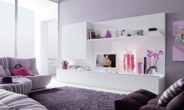 weiße-Wandschränke-Flieder-Lila-Sofa-Sessel-in-dunkel-Lila-Hochglanzflächen-Penthouse