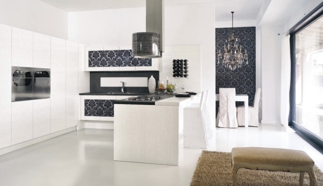 weiße-einbauküche-luxus-tapeten-dekorative-Muster-Wandgestaltung