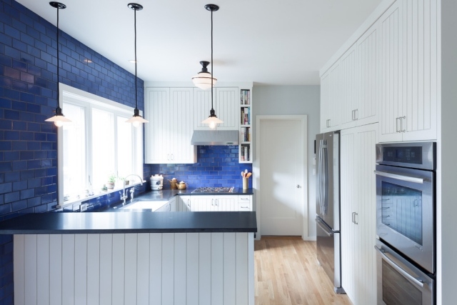 weiße-küchenfronten-rückwand-mit-fliesen-verlegt-glasurierte-oberfläche-blau