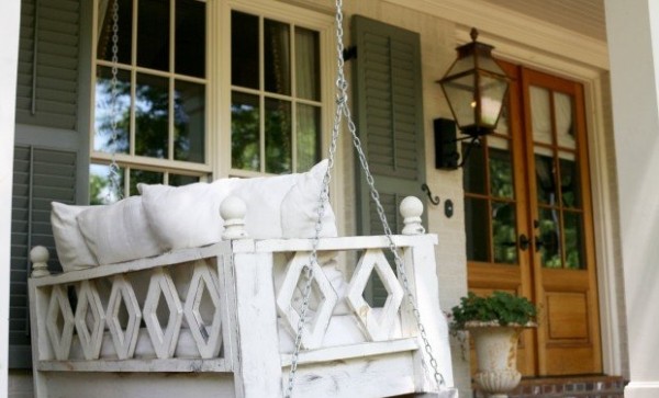 weiße-schaukel-veranda-hängen-sommer-patio