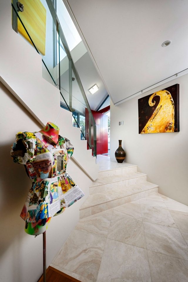 weiße-wände-dekoideen-kunst-werke-atelier-treppenhaus-innendesign