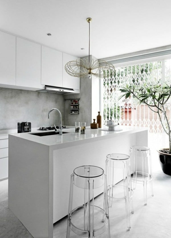 Kunststoff-Hocker-Kücheninsel-moderne-Küche-in-Weiß