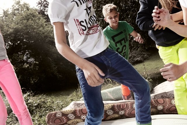 weißes-T-Shirt-mit-Schriften-Diesel-kollektions-jeans-2014