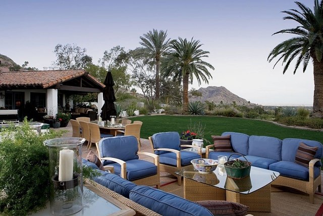 wohlfühlgestaltung-terrasse-rasenfläche-essbereich-sitzgarnitur-blau