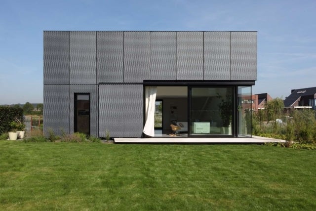 wohnhaus-minimalistisch-metallfront-flächige-Wirkung-Plattenfassadenelemente