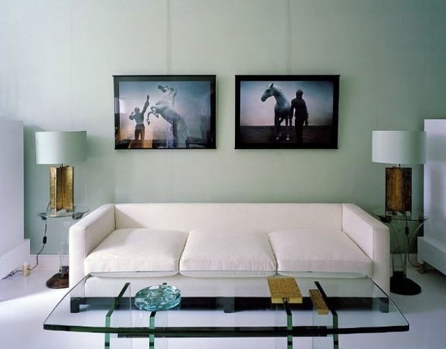 wohnzimmer-in-dezent-grün-hell-streichen-weißes-sofa-perfekte-farbabstimmung