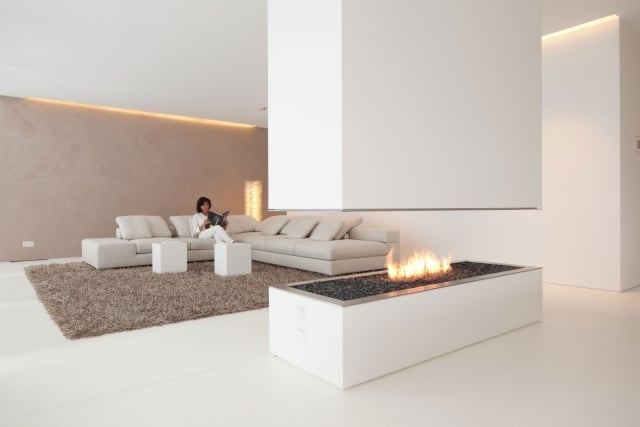 wohnzimmer-minimalistisch-weiss-beige-kaminofen-indirekte-beleuchtung