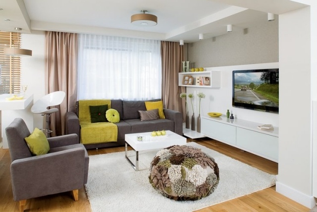 wohnzimmer modern einrichten graue-sitzmoebel-weisse-wohnwand-dekoratives-pouf