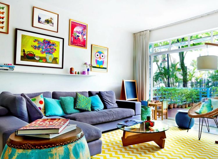 wohnzimmer modern einrichten sofa lila gelb teppich zickzack wandbilder