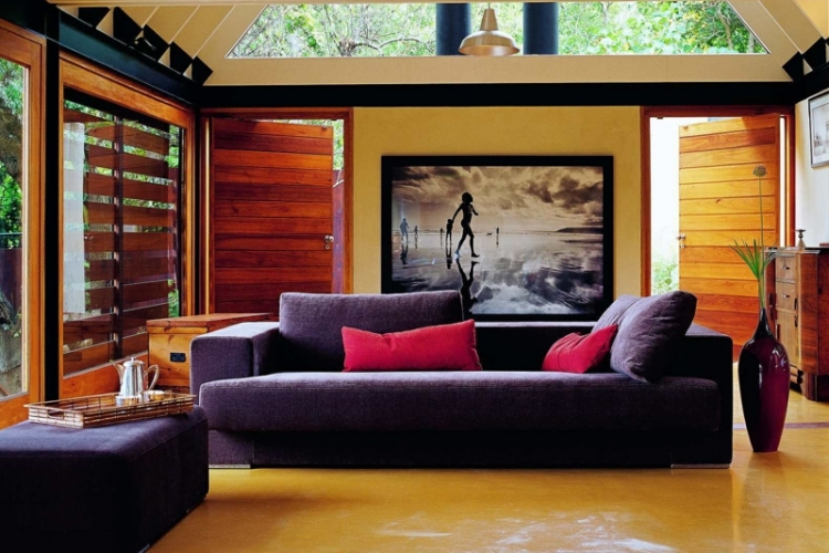 wohnzimmer modern einrichten warm atmosphaere lila couch holz interieur