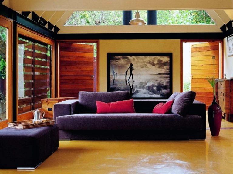 wohnzimmer modern einrichten warm atmosphaere lila couch holz interieur