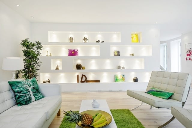 wohnzimmer modern einrichten weiss-gruen-beleuchtete-wandnischen