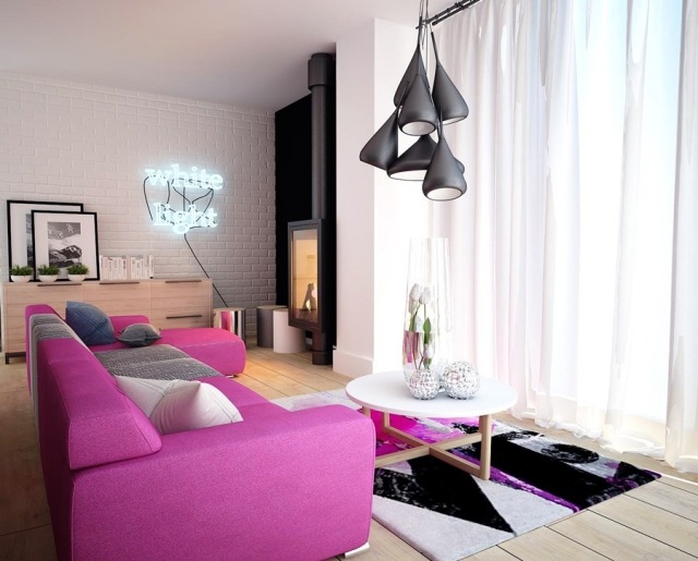 wohnzimmer-modern-fuchsia-sofa-teppich-akzente