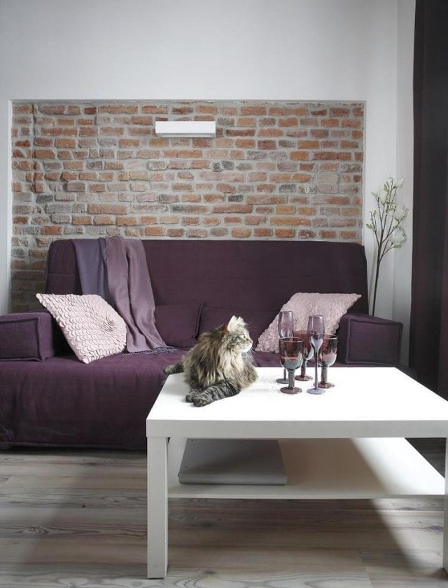 wohnzimmer-modern-lila-sofa-weisser-couchtisch