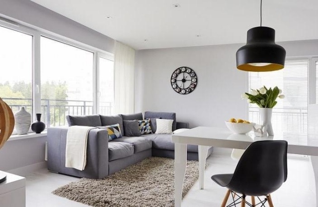 wohnzimmer modern einrichten weiss-graues-sofa-shaggy-teppich