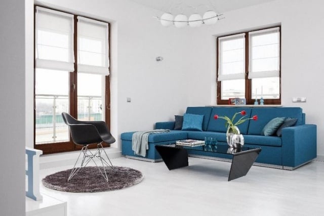 wohnzimmer-moderne-einrichtung-blaues-sofa-schwarzer-couchtisch