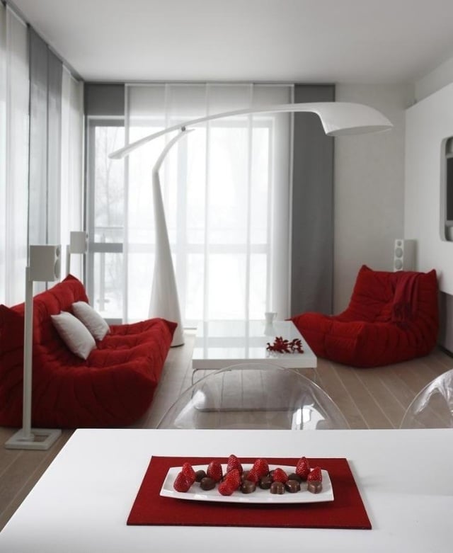 wohnzimmer-moderne-einrichtung-rote-sitzmoebel-weisse-stehlampe-couchtisch-essbereich