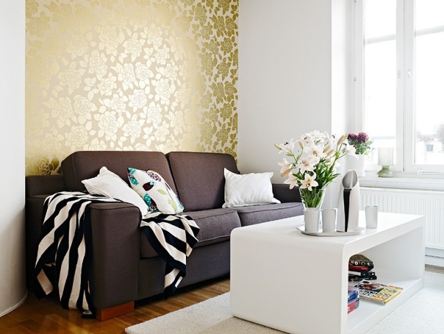 wohnzimmer-tapeten-gold-effekt-floral-gemustert-wohnideen