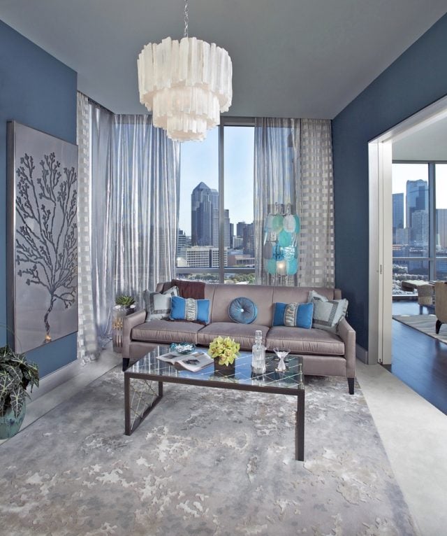 wohnzimmer-wandgestaltung-mit-farbe-blau-blaunuancen-elegante-deko