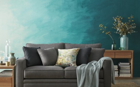 wohnzimmer wandgestaltung tuerkis blau horizontal grau sofa beistelltisch