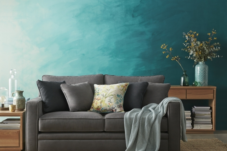 wohnzimmer wandgestaltung tuerkis blau horizontal grau sofa beistelltisch