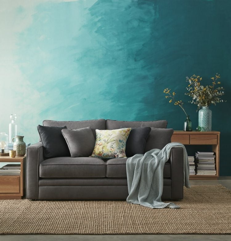 wohnzimmer wandgestaltung tuerkis blau horizontal grau sofa beistelltisch