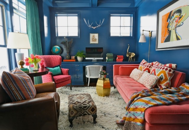 wohnzimmer-wände-dunkelblau-anstrich-eklektischer-möbelmix