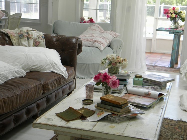 wohnzimmereinrichtung im shabby chic couchtisch rustikal sofa braun