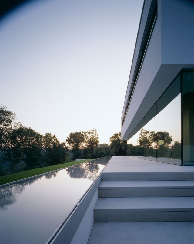 zeitgenössisches-betonhaus-außenbereich-minimalistischer-garten-pool