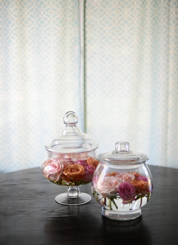 zwei gläser schwimmende rosen pfirsich farben