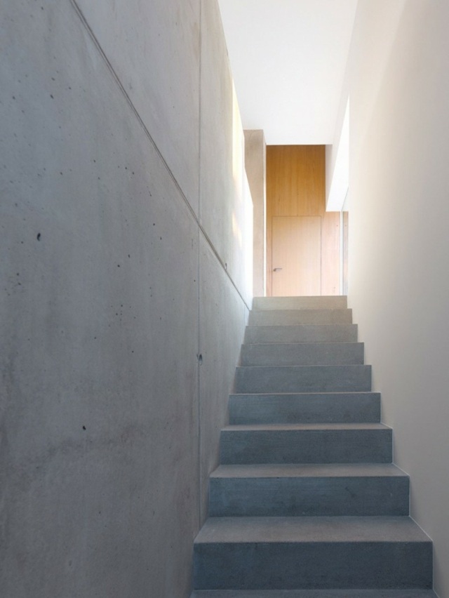 zweite-Treppe-aus-Beton-und-ZEMENT-weiße-Wände